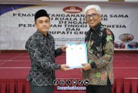 Foto. Ketua STITA, Dr. Ahmad Effendi, Lc., MA, usai menandatangani Perjanjian Kerjasama (PKS) dengan Duta Besar Luar Biasa dan Berkuasa Penuh Republik Indonesia untuk Malaysia, Dato’ Indera Hermono.