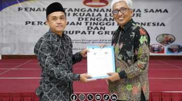 Foto. Ketua STITA, Dr. Ahmad Effendi, Lc., MA, usai menandatangani Perjanjian Kerjasama (PKS) dengan Duta Besar Luar Biasa dan Berkuasa Penuh Republik Indonesia untuk Malaysia, Dato’ Indera Hermono.