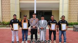 Foto. Pemberian Penghargaan dari Kapolres kepada Warga Sumenep
