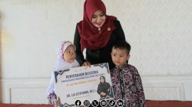 Foto. Anggota DPD/MPR RI, Ning Lia saat Menyerahkan Bantuan PIP untuk SD NU Nurul Ishlah Gresik. 