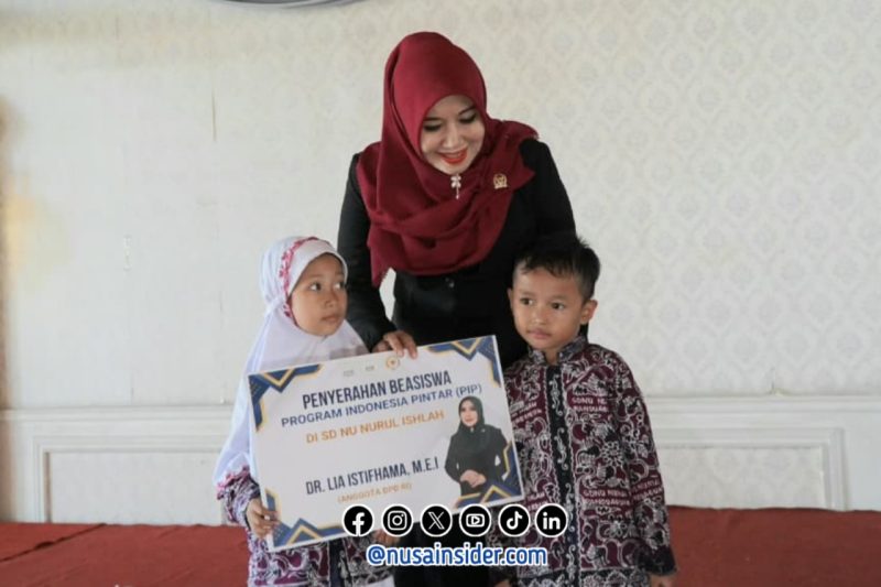 Foto. Anggota DPD/MPR RI, Ning Lia saat Menyerahkan Bantuan PIP untuk SD NU Nurul Ishlah Gresik. 