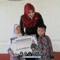 Foto. Anggota DPD/MPR RI, Ning Lia saat Menyerahkan Bantuan PIP untuk SD NU Nurul Ishlah Gresik. 