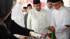 Foto. Dirut Bank BPRS Bhakti Dimekarkan H. Hairil Fajar (Kanan) saat bersama Bupati Sumenep Dr H Achmad Fauzi Wongso judo, SH., MH (Kiri) 