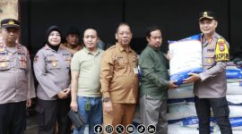 Foto. Penyerahan Bantuan Bibit Jagung oleh Kapolres Sumenep