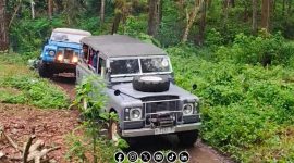 Foto. Armada Land Rover Series berwarna Abu-abu saat berada ditanjakan Licik dan Tikungan. 