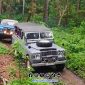 Foto. Armada Land Rover Series berwarna Abu-abu saat berada ditanjakan Licik dan Tikungan. 