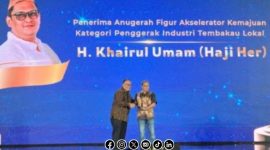 Foto. Abdullah mewakili H. Khairul Umam (H. Her) saat menerima penghargaan detikAward