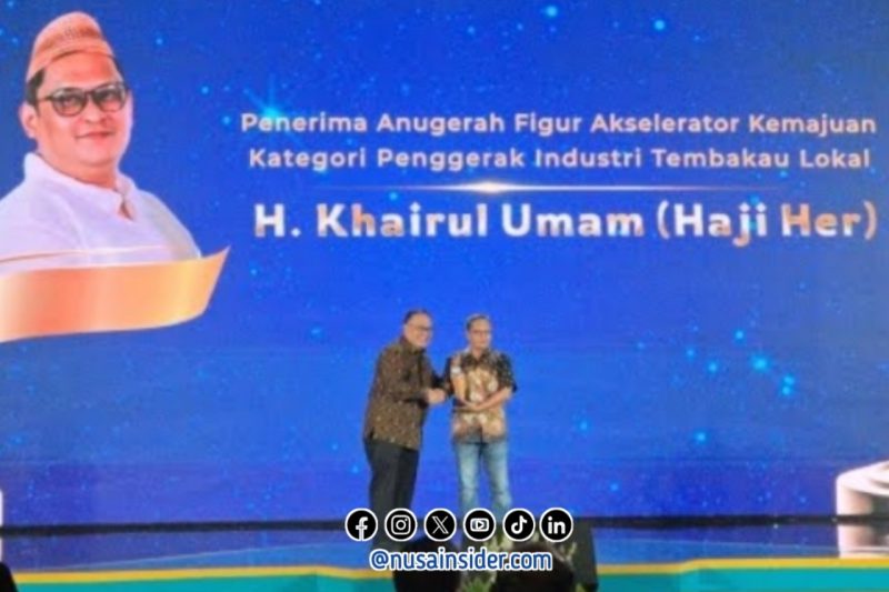 Foto. Abdullah mewakili H. Khairul Umam (H. Her) saat menerima penghargaan detikAward