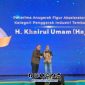 Foto. Abdullah mewakili H. Khairul Umam (H. Her) saat menerima penghargaan detikAward