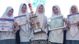 Foto. Penerimaan hadiah Dari Diskominfo Sumenep kepada Juara Video Pendek 
