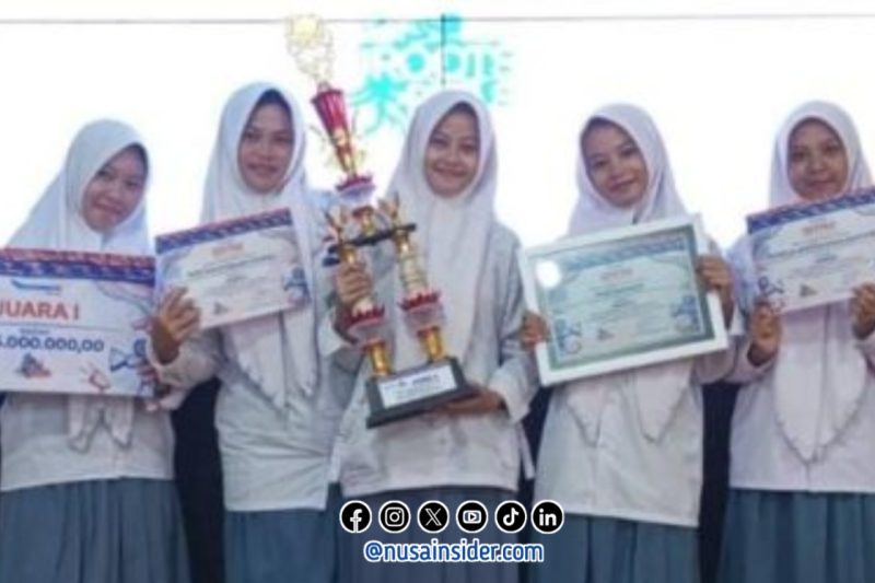 Foto. Penerimaan hadiah Dari Diskominfo Sumenep kepada Juara Video Pendek 