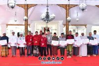 Foto. Penyaluran Tunjangan Guru Ngaji secara Simbolis oleh Bupati Sumenep Dr H Achmad Fauzi Wongsojudo. 