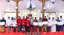 Foto. Penyaluran Tunjangan Guru Ngaji secara Simbolis oleh Bupati Sumenep Dr H Achmad Fauzi Wongsojudo. 