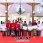 Foto. Penyaluran Tunjangan Guru Ngaji secara Simbolis oleh Bupati Sumenep Dr H Achmad Fauzi Wongsojudo. 
