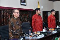 Foto. Bupati Sumenep saat memimpin rapat bersama kepala Desa dalam sosialisasi penggunaan anggaran Dana Desa yang tepat sasaran. 