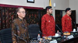 Foto. Bupati Sumenep saat memimpin rapat bersama kepala Desa dalam sosialisasi penggunaan anggaran Dana Desa yang tepat sasaran. 