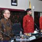 Foto. Bupati Sumenep saat memimpin rapat bersama kepala Desa dalam sosialisasi penggunaan anggaran Dana Desa yang tepat sasaran. 