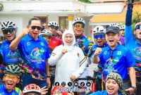 Foto. Gubernur Jawa Timur Dr (Hc) Khofifah Indar Parawansa saat Melakukan foto bersama dengan para peserta Touring De Tour Jakarta di Halaman Grahadi Surabaya