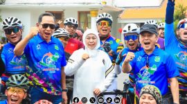 Foto. Gubernur Jawa Timur Dr (Hc) Khofifah Indar Parawansa saat Melakukan foto bersama dengan para peserta Touring De Tour Jakarta di Halaman Grahadi Surabaya