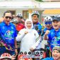 Foto. Gubernur Jawa Timur Dr (Hc) Khofifah Indar Parawansa saat Melakukan foto bersama dengan para peserta Touring De Tour Jakarta di Halaman Grahadi Surabaya