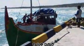 Foto. Bongkar Muat perahu di kepulauan Sapudi Sumenep saat tak bisa sandar. 