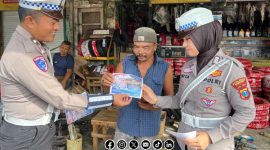Foto. Satlantas Polres Sumenep saat Membagikan Brosur Ops Zebra 2025 dan Sosialisasi di Pasar Prenduan Sumenep