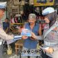 Foto. Satlantas Polres Sumenep saat Membagikan Brosur Ops Zebra 2025 dan Sosialisasi di Pasar Prenduan Sumenep