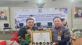 Foto. Kepala Bappeda Sumenep, Dr Ir Arif Firmanto, S.TP., M.Si.IPU.ASEAN Eng. (Kanan), Kepala Ba kesbangpol Sumenep Achmad D Zulkarnaen,M.Si (Kiri). 