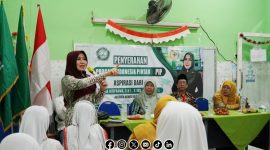 Foto. senator Jatim Lia Istifhama saat melakukan Penyerahan Program Indonesia Pintar (PIP) di SD Bustanul Huda