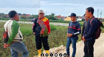 Foto. Kepala DPUTR Sumenep saat meninjau lokasi Pembuangan Air di Desa Marengan Sumenep bersama Pegawai Dinas setempat. 
