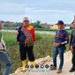 Foto. Kepala DPUTR Sumenep saat meninjau lokasi Pembuangan Air di Desa Marengan Sumenep bersama Pegawai Dinas setempat. 
