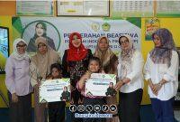 Foto. Anggota DPD/MPR RI, Dr Lia Istifhama, S.Sos.i., M.E.I Memakai Krudung Merah saat berkunjung ke SDN 13 Gresik, Rabu 19 November 2025.