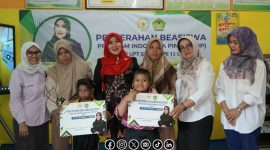 Foto. Anggota DPD/MPR RI, Dr Lia Istifhama, S.Sos.i., M.E.I Memakai Krudung Merah saat berkunjung ke SDN 13 Gresik, Rabu 19 November 2025.