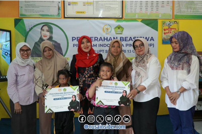 Foto. Anggota DPD/MPR RI, Dr Lia Istifhama, S.Sos.i., M.E.I Memakai Krudung Merah saat berkunjung ke SDN 13 Gresik, Rabu 19 November 2025.