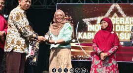 Foto. Drg Novia Sri Wahyuni saat menerima penghargaan Anugerah inovasi Daerah 2025 dari BRIDA Sumenep. 