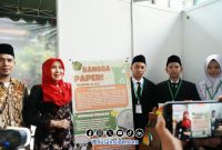 Foto. Dr Lia Istifhama, S.Sos.i., M.E.I Anggota DPD/MPR RI memakai kerudung Merah bersama siswa dan Guru SMP Khadijah Surabaya. 