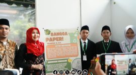 Foto. Dr Lia Istifhama, S.Sos.i., M.E.I Anggota DPD/MPR RI memakai kerudung Merah bersama siswa dan Guru SMP Khadijah Surabaya. 