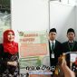 Foto. Dr Lia Istifhama, S.Sos.i., M.E.I Anggota DPD/MPR RI memakai kerudung Merah bersama siswa dan Guru SMP Khadijah Surabaya. 