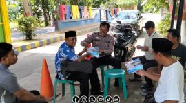 Foto. Sosialisasi dan Pembagian Brosur Ops Zebra semeru 2025 Satlantas Polres Sumenep di Kawasan Wisata Pantai Lombang, Kecamatan Batang-Batang Sumenep. 