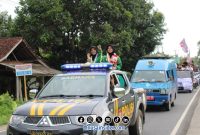 Foto. Siswi SMAN 1 Gapura (Fettum dan Freindha) saat di arak bersama Siswa-siswi lainnya karena Berhasil menyabet Juara POPNAS 2025