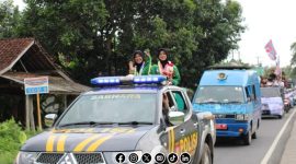 Foto. Siswi SMAN 1 Gapura (Fettum dan Freindha) saat di arak bersama Siswa-siswi lainnya karena Berhasil menyabet Juara POPNAS 2025