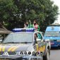 Foto. Siswi SMAN 1 Gapura (Fettum dan Freindha) saat di arak bersama Siswa-siswi lainnya karena Berhasil menyabet Juara POPNAS 2025