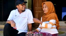 Foto. Bupati Sumenep Achmad Fauzi Wongsojudo saat bercengkrama bersama warga