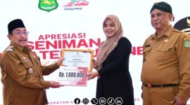 Foto. Pemberian Apresiasi kepada Seniman Lokal oleh Wakil Pemkab Sumenep yang diserahkan Wakil Bupati Sumenep KH Imam Hasyim, SH., MH