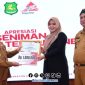 Foto. Pemberian Apresiasi kepada Seniman Lokal oleh Wakil Pemkab Sumenep yang diserahkan Wakil Bupati Sumenep KH Imam Hasyim, SH., MH