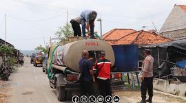 Foto. Penyaluran Bantuan Air Bersih kepada Warga oleh Polres Sumenep