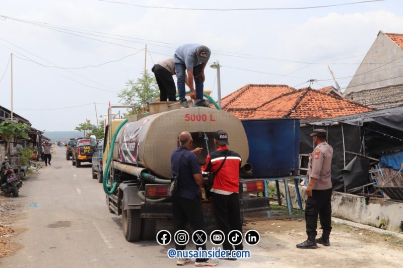 Foto. Penyaluran Bantuan Air Bersih kepada Warga oleh Polres Sumenep
