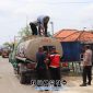 Foto. Penyaluran Bantuan Air Bersih kepada Warga oleh Polres Sumenep