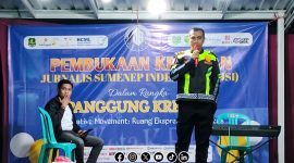 Foto. Kanit Gakkum Polres Sumenep, Medy Kurniawan SH, saat menyampaikan Sosialisasi Operasi Zebra Semeru 2025 di Panggung megah kegiatan Jurnalis Sumenep Indpenden (JSI). 