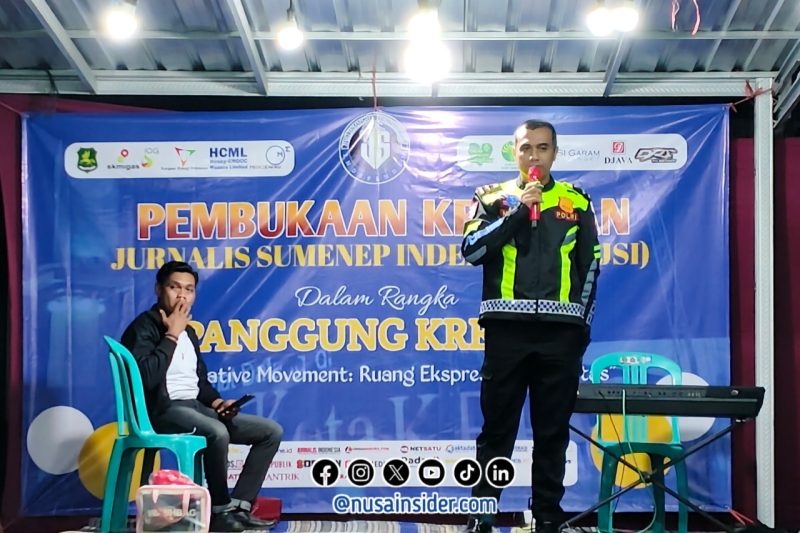 Foto. Kanit Gakkum Polres Sumenep, Medy Kurniawan SH, saat menyampaikan Sosialisasi Operasi Zebra Semeru 2025 di Panggung megah kegiatan Jurnalis Sumenep Indpenden (JSI). 